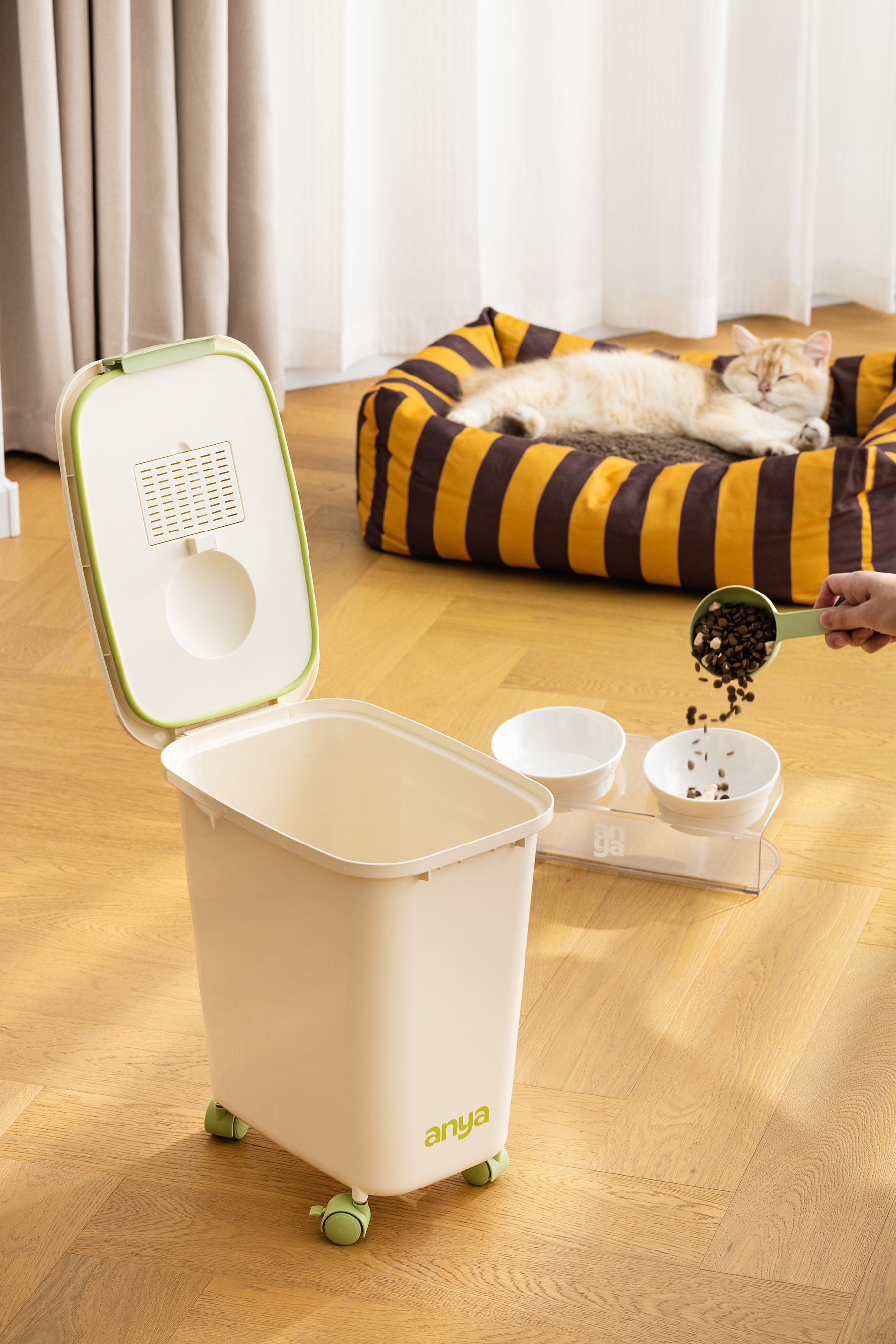 Slim FlipLock Container 12L w/ Wheels