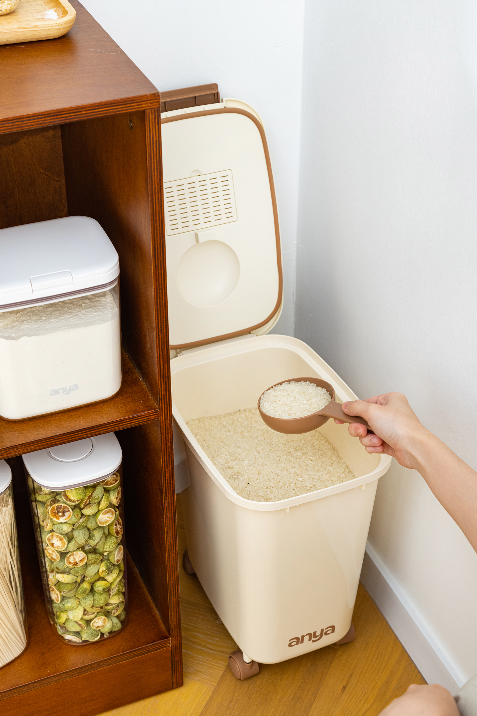 Slim FlipLock Container 20L w/ Wheels