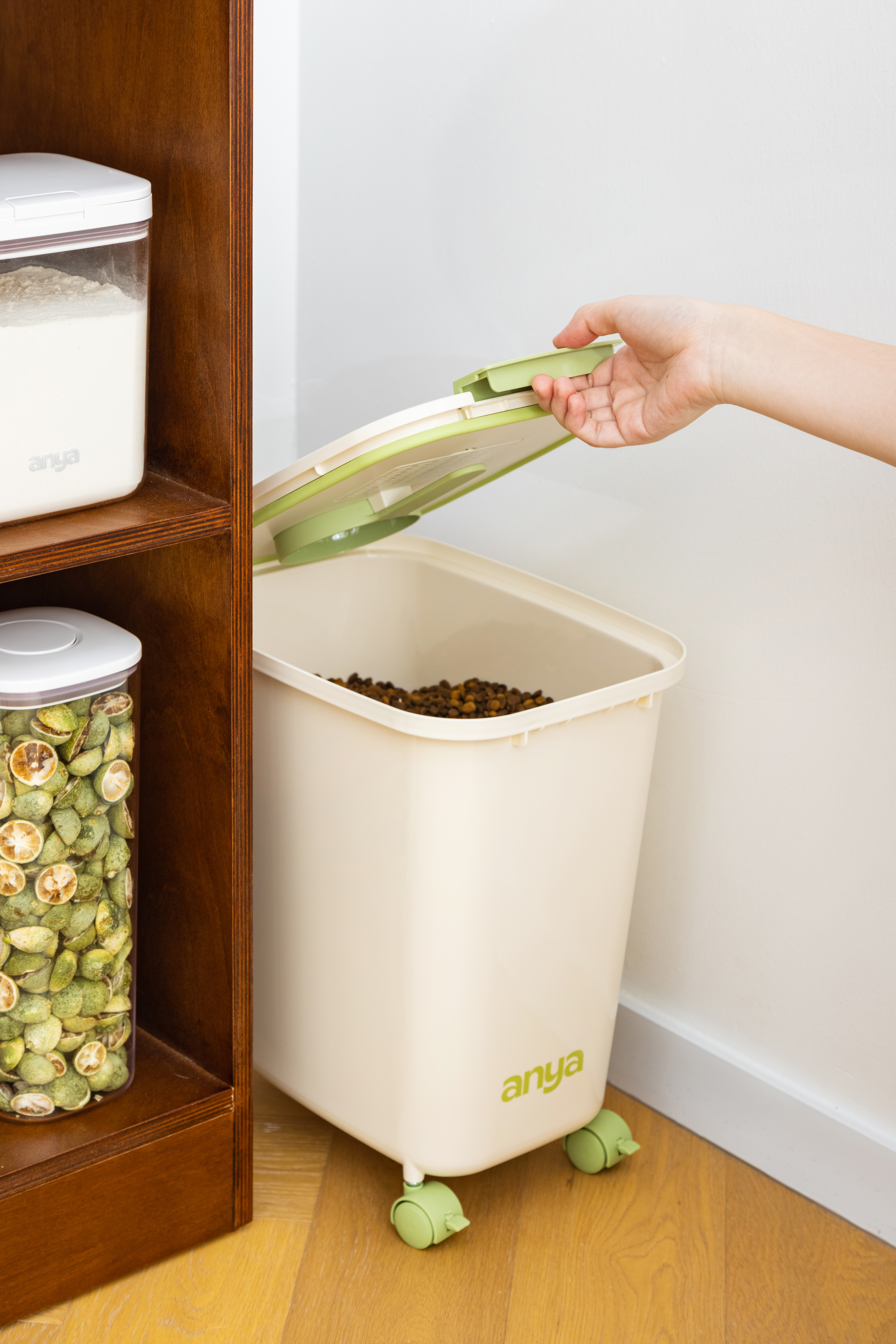 Slim FlipLock Container 20L w/ Wheels